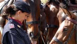 reparto_a_cavallo-polizia-donne