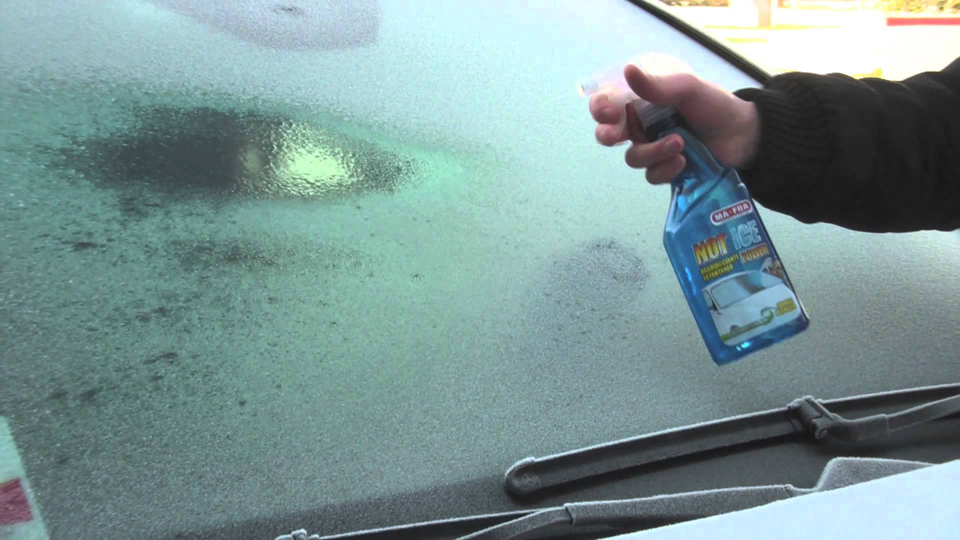 Parabrezza coperti di ghiaccio e serrature dell'auto che non si